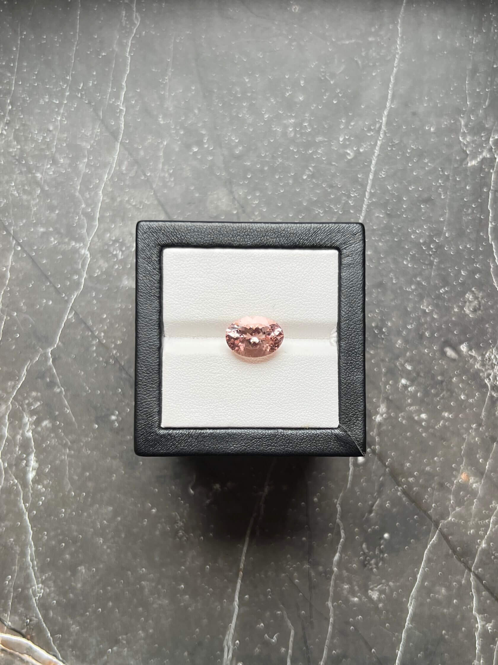 Морганит персиковый овал 5.90 карат