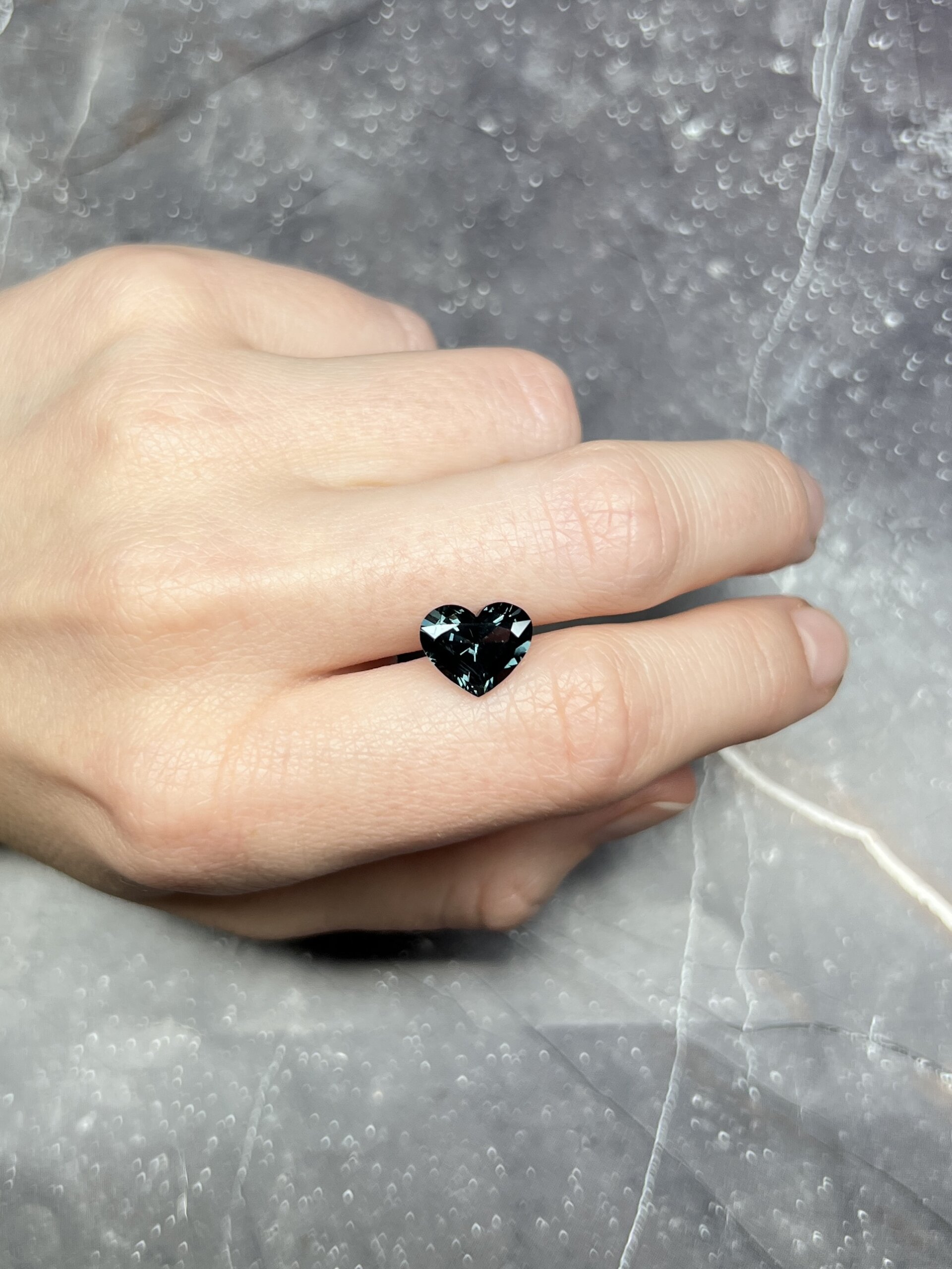 Шпинель грозовая сердце 3.67 карат — изображение 3