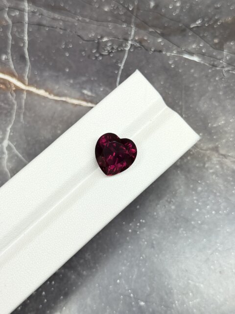 Гранат Родолит сердце 11.91 карат