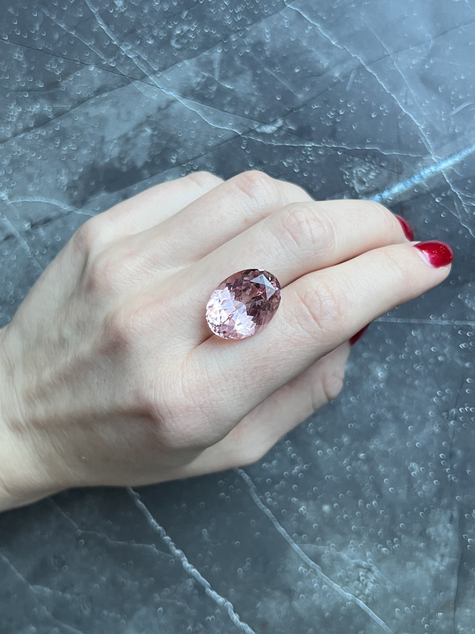 Морганит розовый овал 14.4 карат — изображение 2