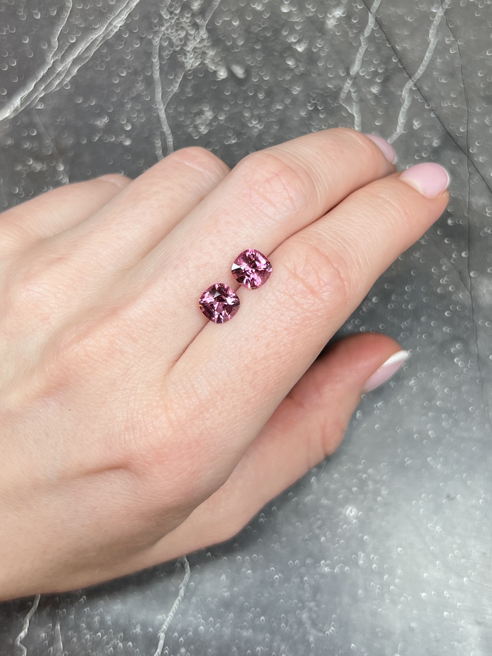 Розовая шпинель пара кушонов 2.98 карат — изображение 2