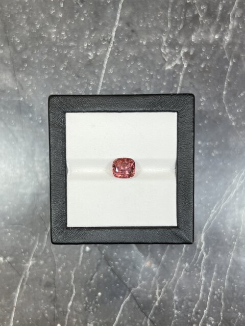 Персиковая шпинель кушон 3.23 карат