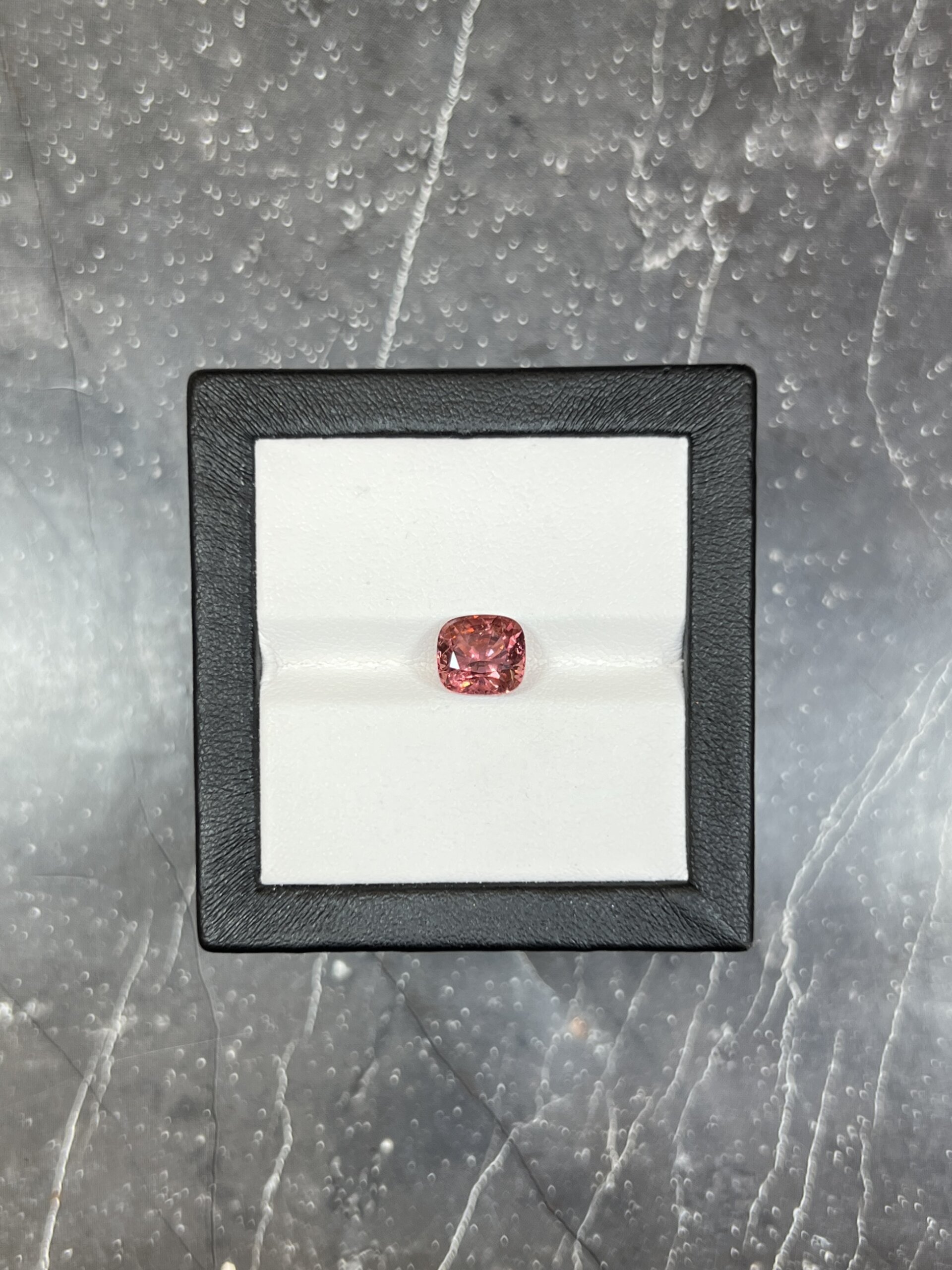 Персиковая шпинель кушон 3.23 карат