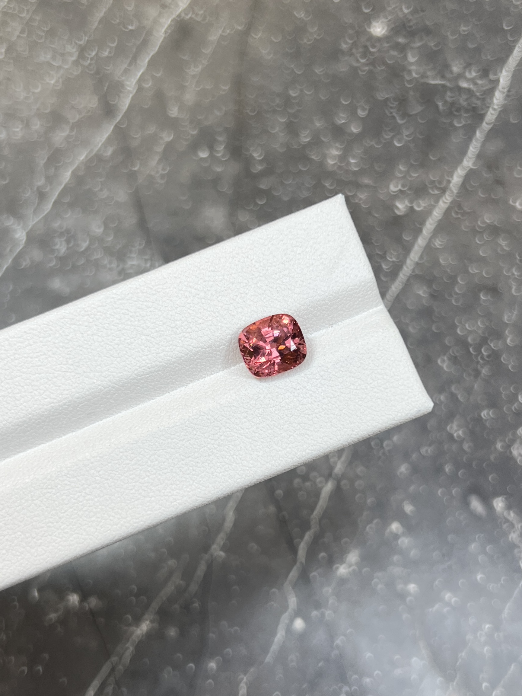 Персиковая шпинель кушон 3.23 карат — изображение 2