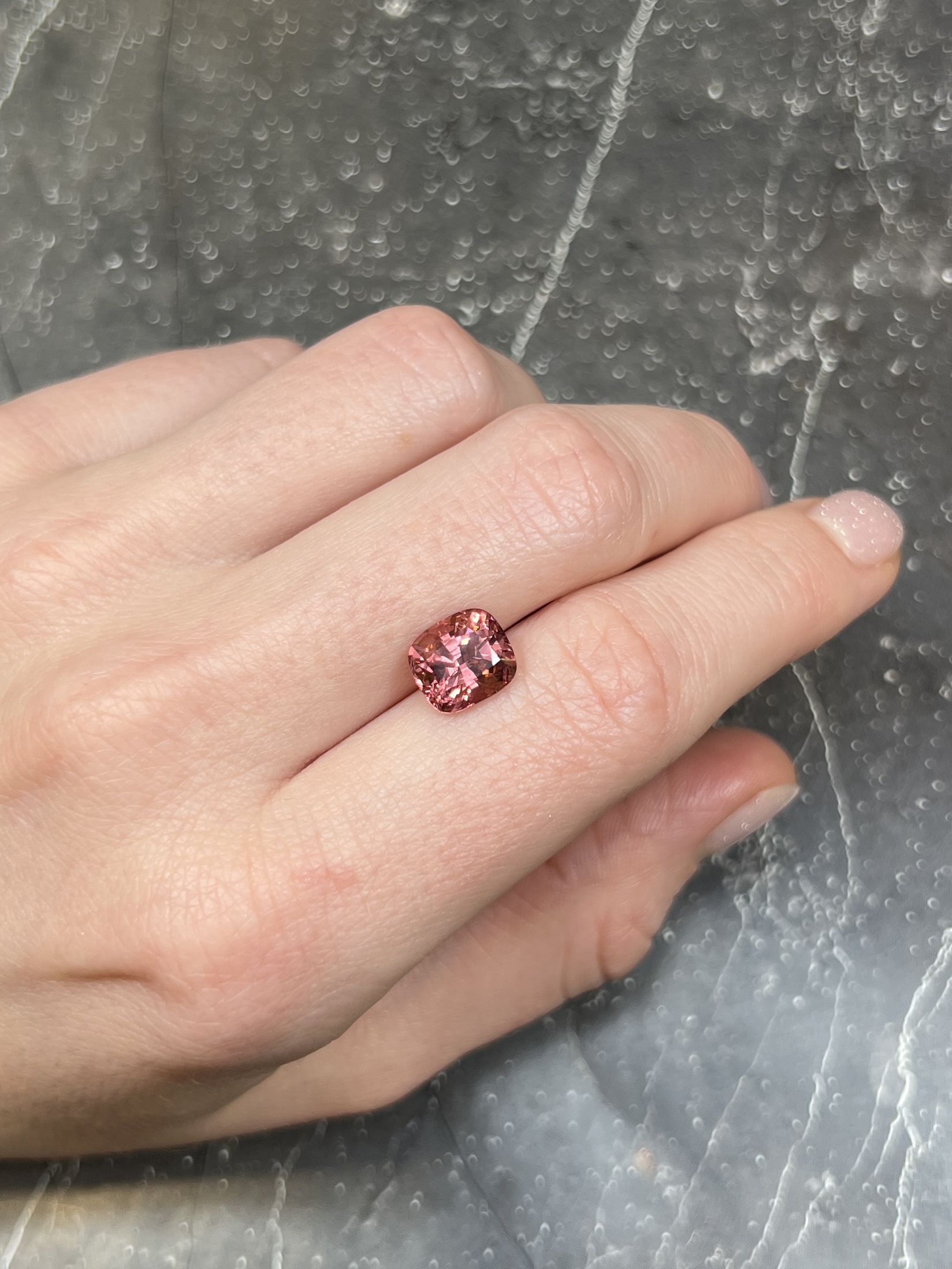 Персиковая шпинель кушон 3.23 карат — изображение 3