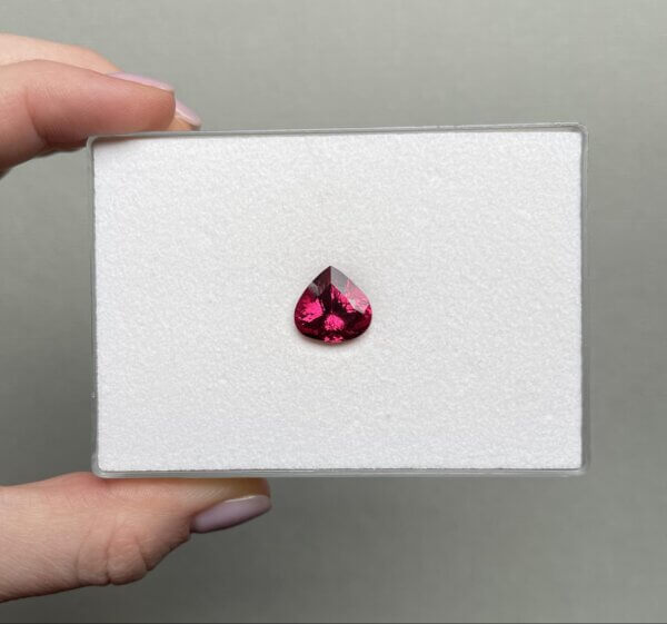 Шпинель красная и розовая