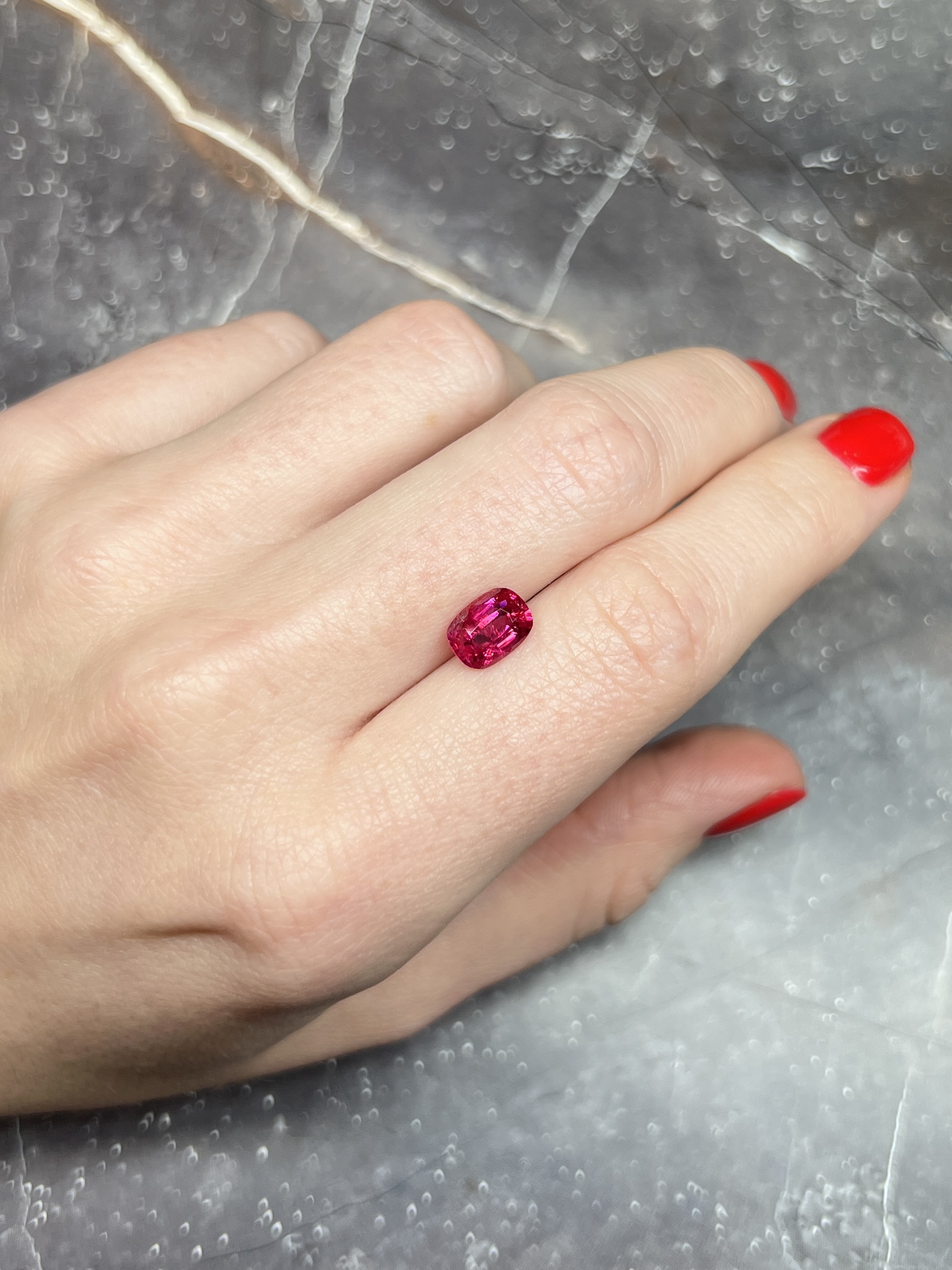 Розовая шпинель Махенге кушон 1.63 карат — изображение 2