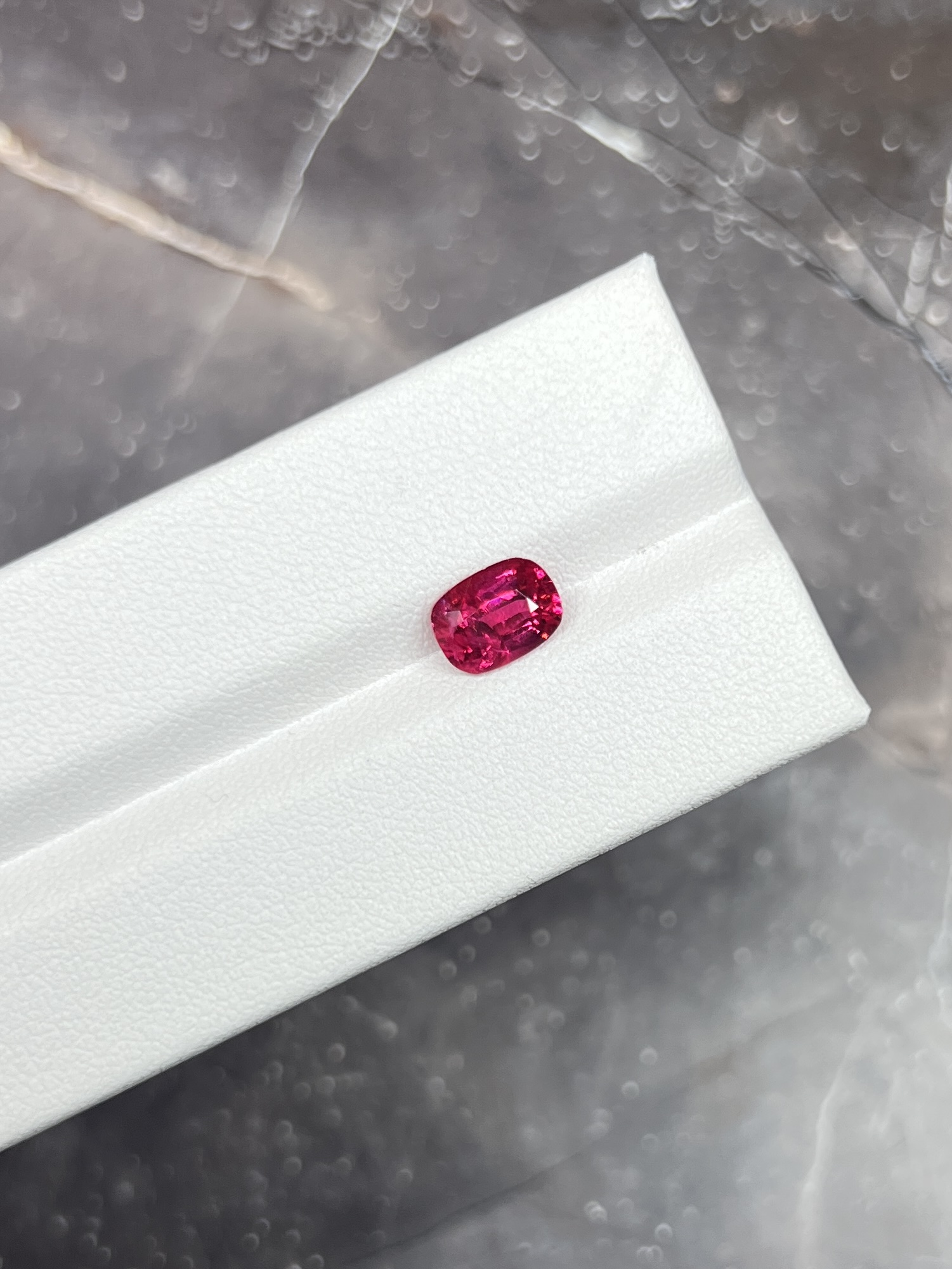 Розовая шпинель Махенге кушон 1.63 карат — изображение 3