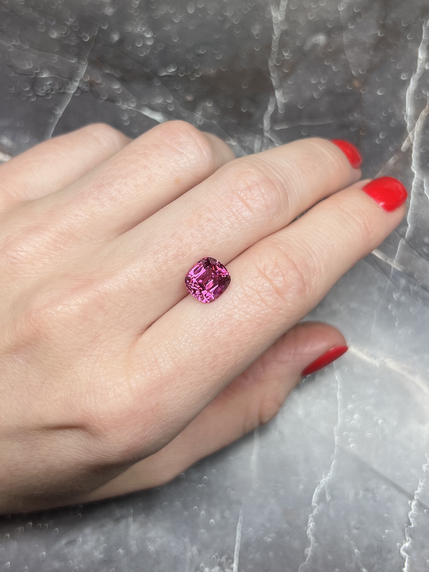Насыщенная розовая шпинель кушон 2.89 карат — изображение 3
