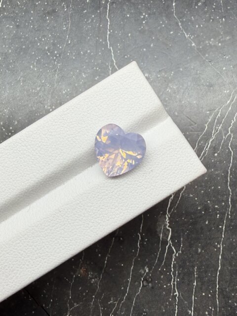 Лавандовый кварц сердце 5.33 карат