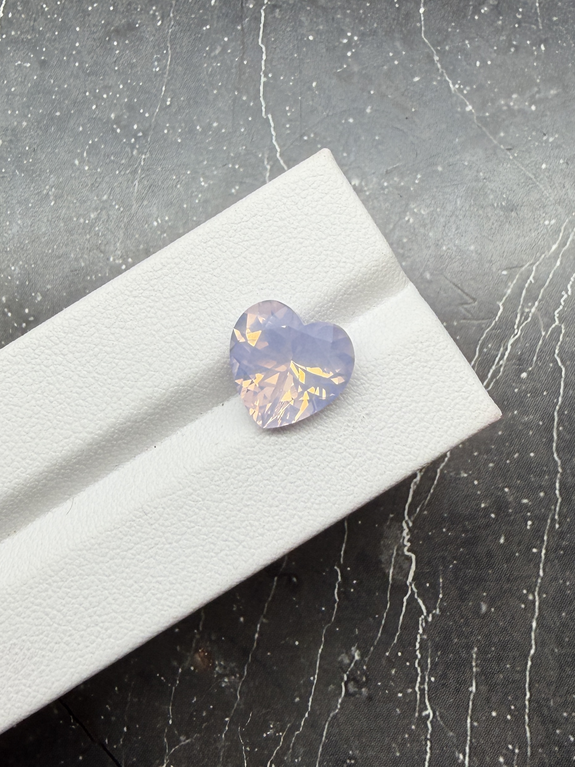 Лавандовый кварц сердце 5.33 карат