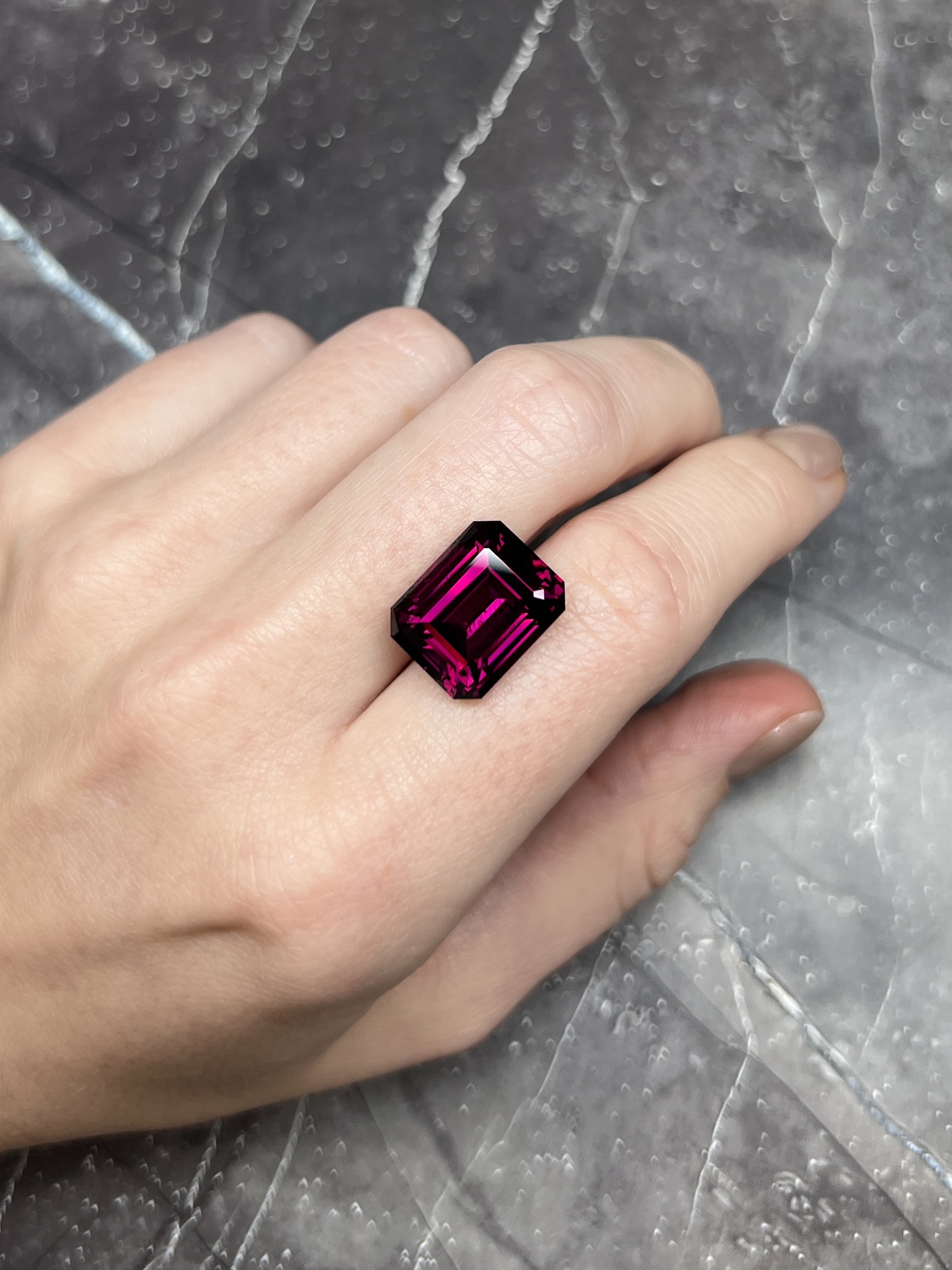 Гранат Родолит октагон 15.73 карат — изображение 3