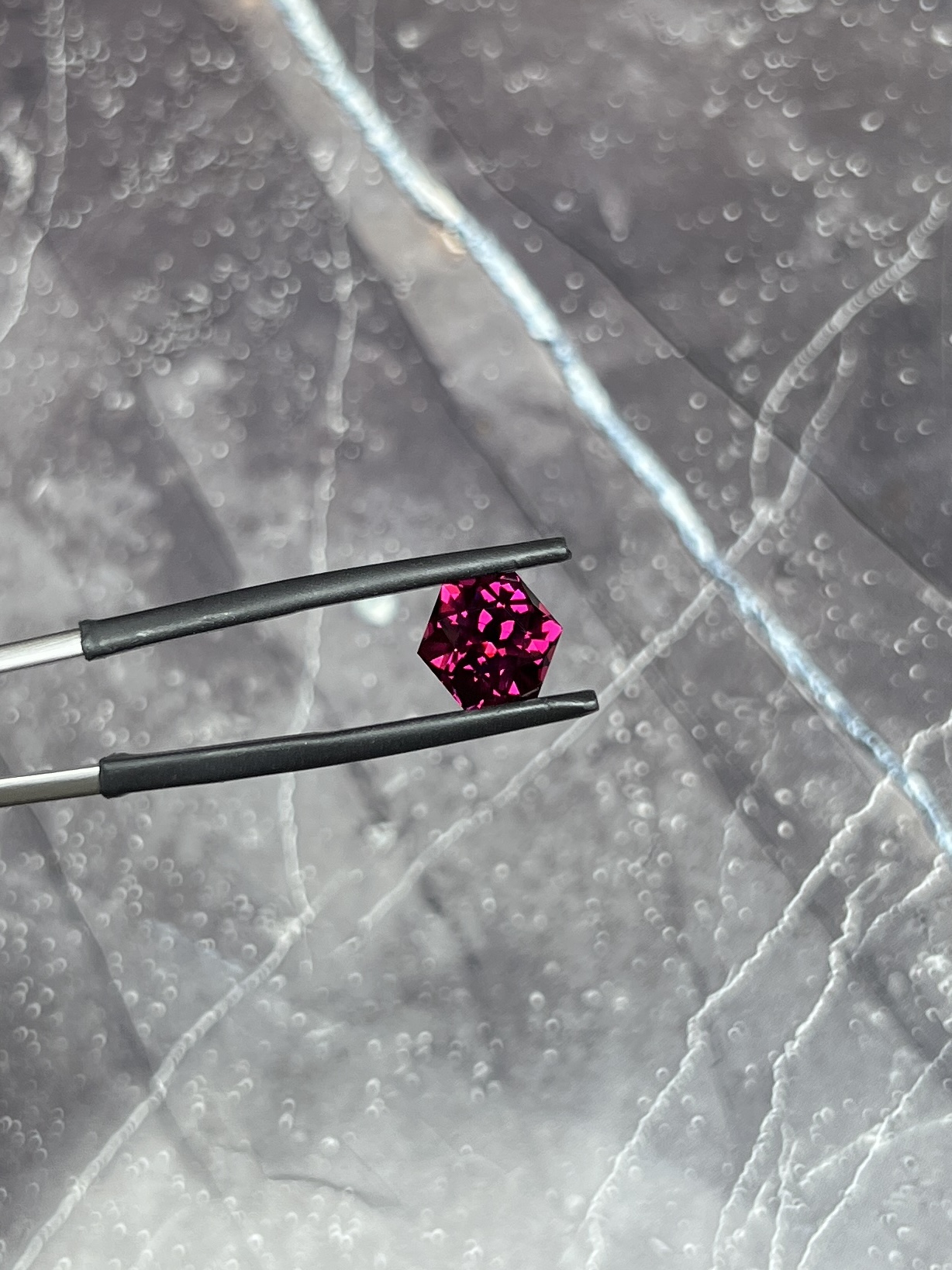 Гранат Родолит гексагон 4.21 карат — изображение 2