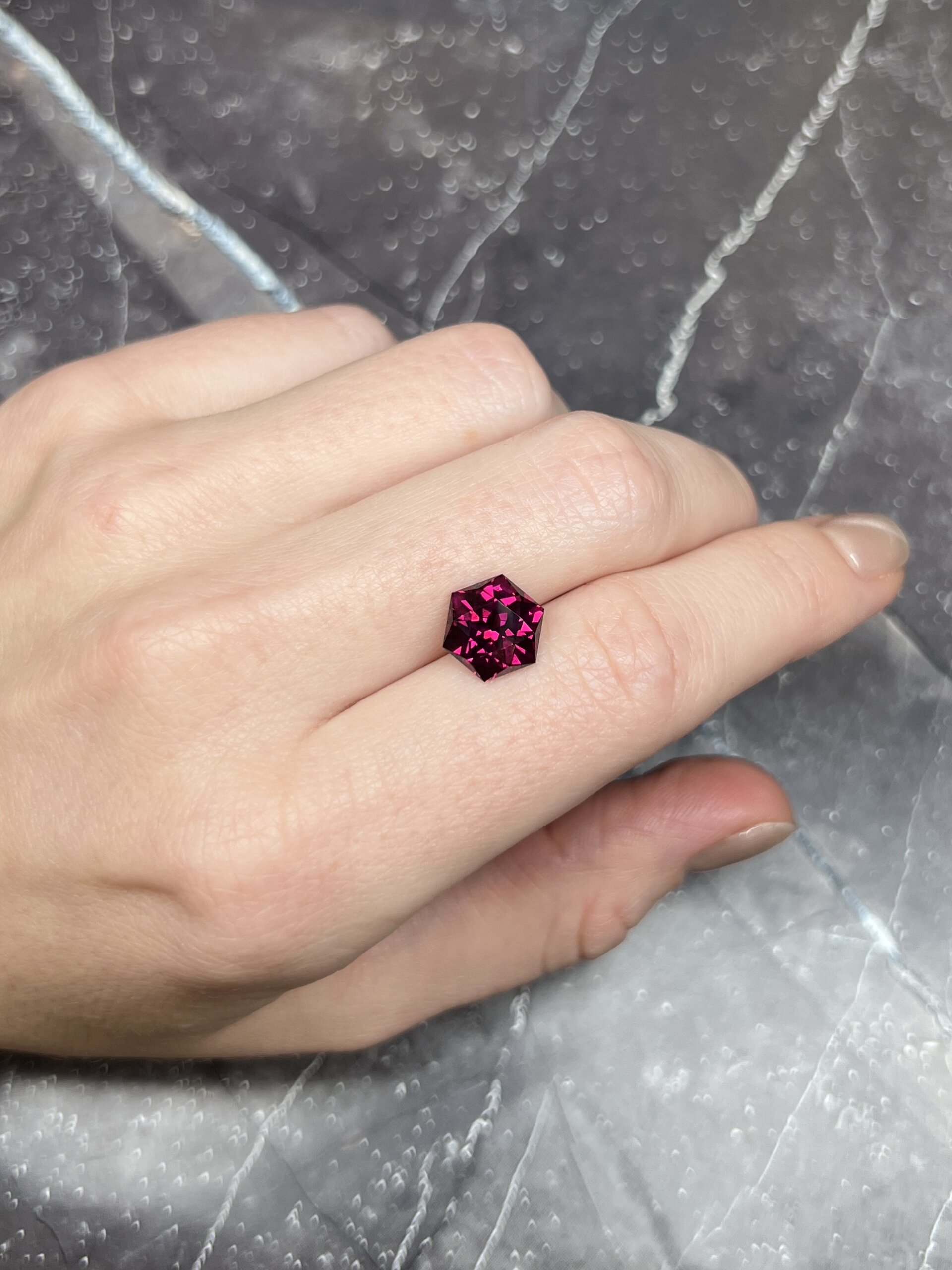 Гранат Родолит гексагон 4.21 карат — изображение 3