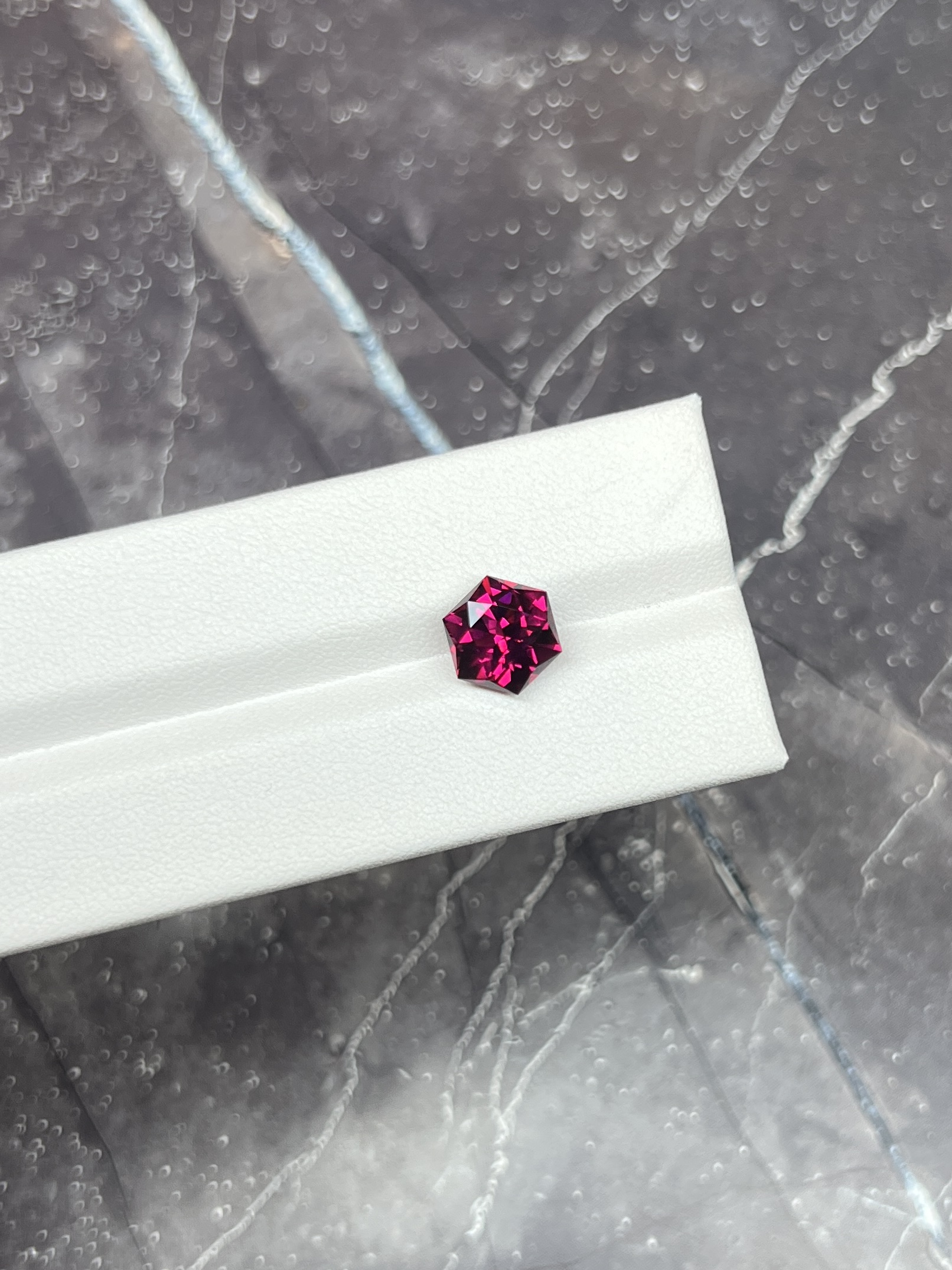 Гранат Родолит гексагон 4.21 карат