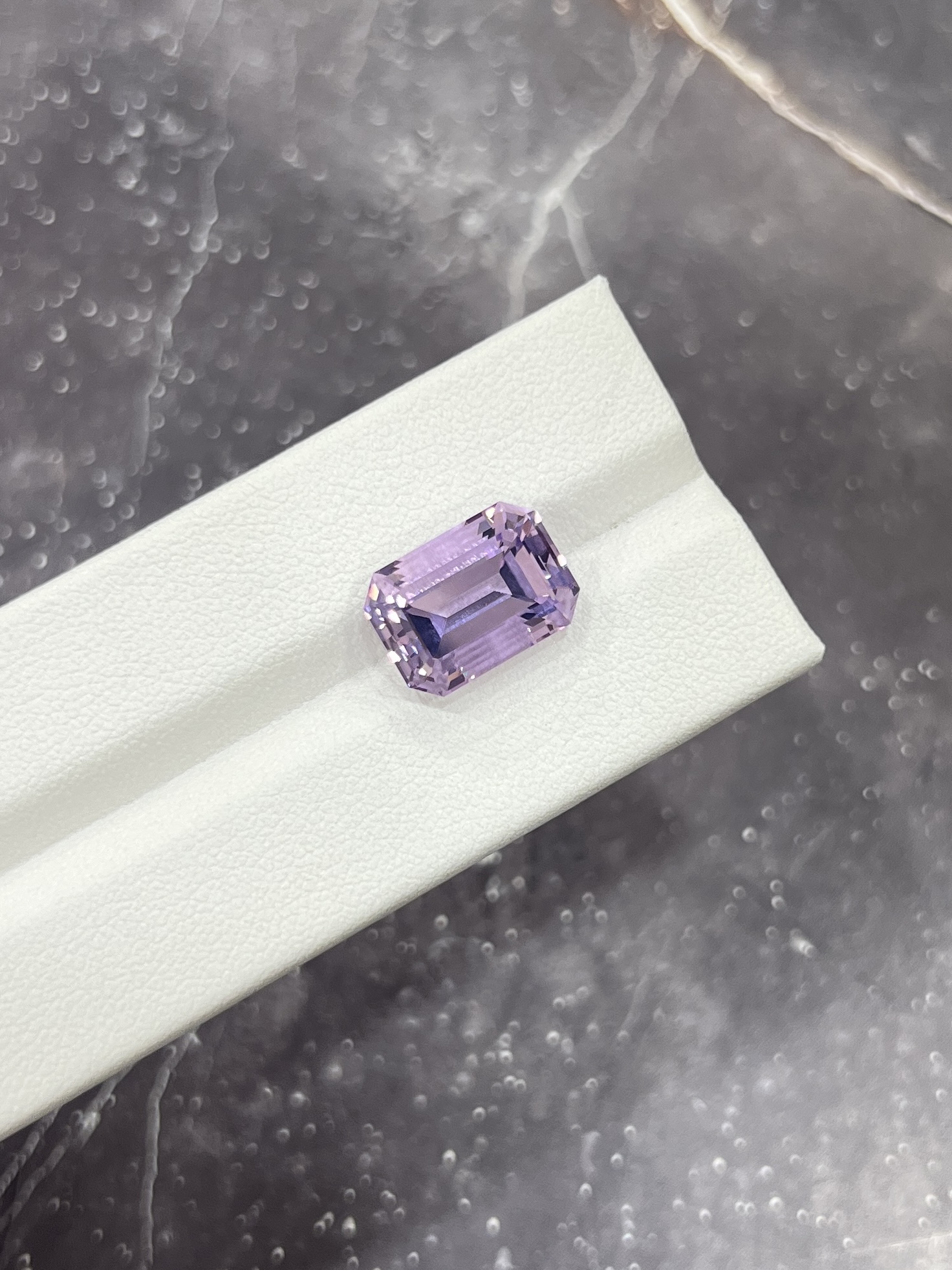 Лавандовый кварц октагон 7.83 карат