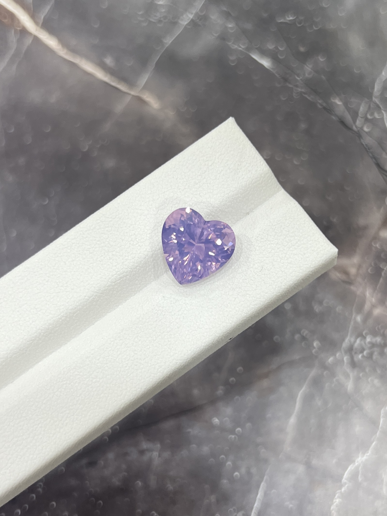 Лавандовый кварц сердце 6.82 карат