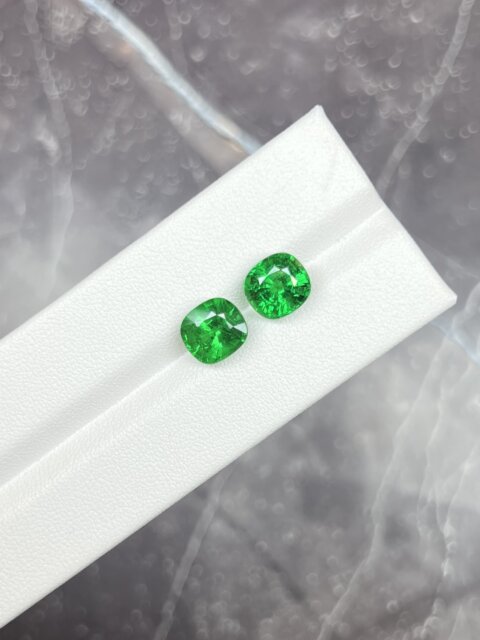 Гранат Цаворит (Тсаворит) пара кушонов 7.23 карат