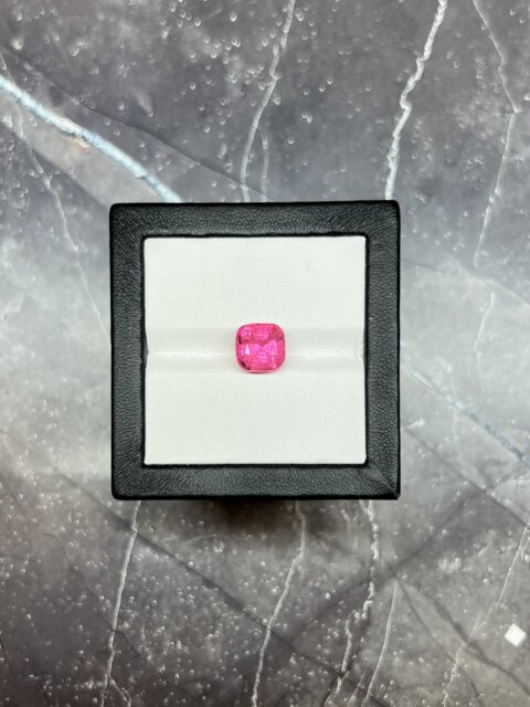 Неоново-розовый турмалин рубеллит 4.36 карат