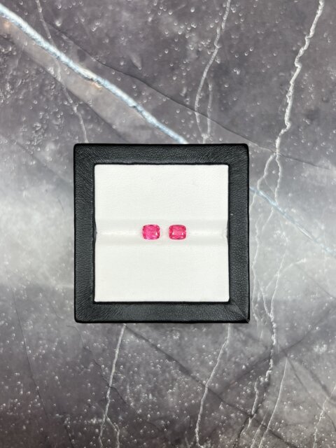 Шпинель Махенге пара кушонов 1.21 карат