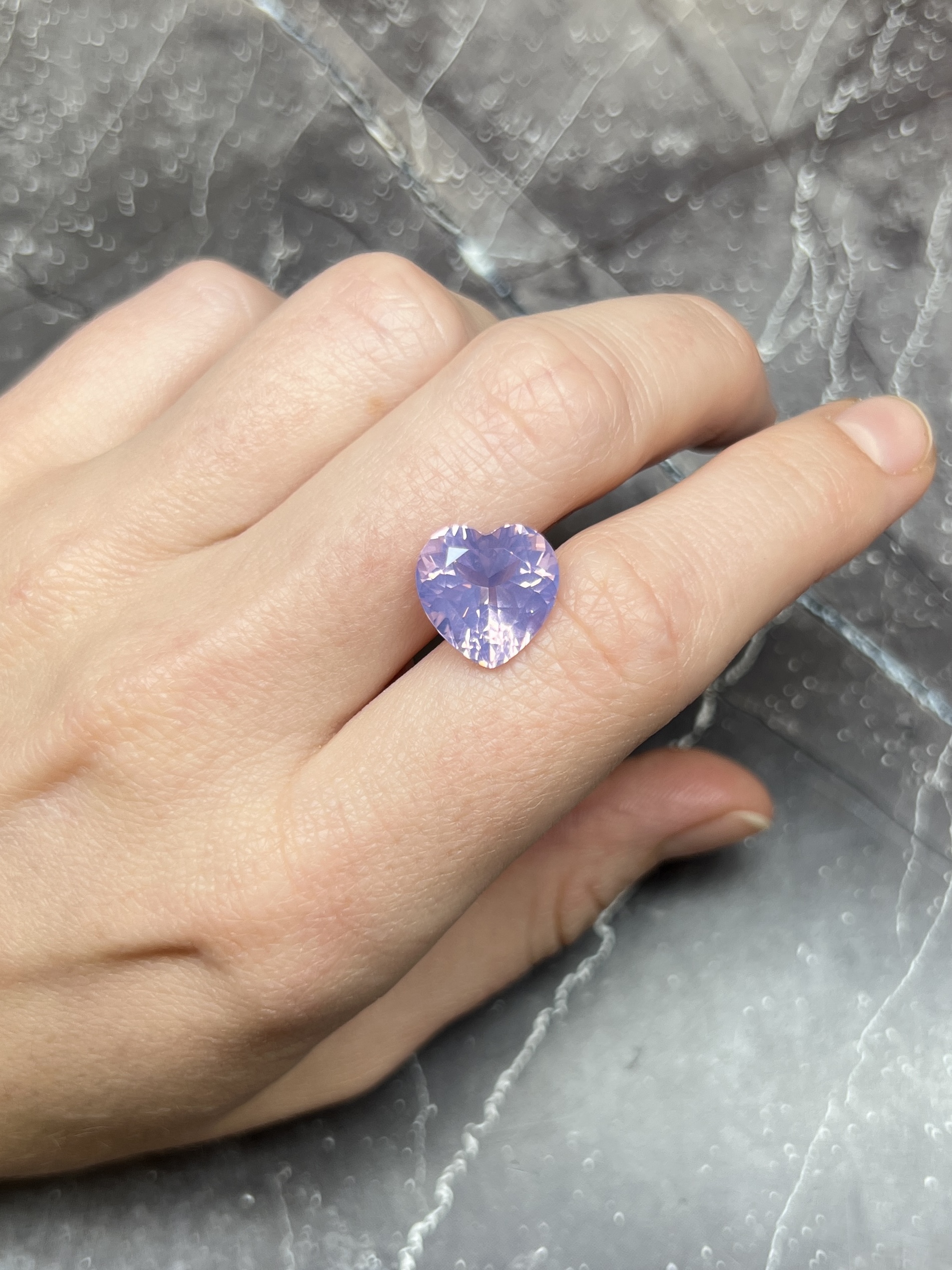 Лавандовый кварц сердце 5.70 карат — изображение 2