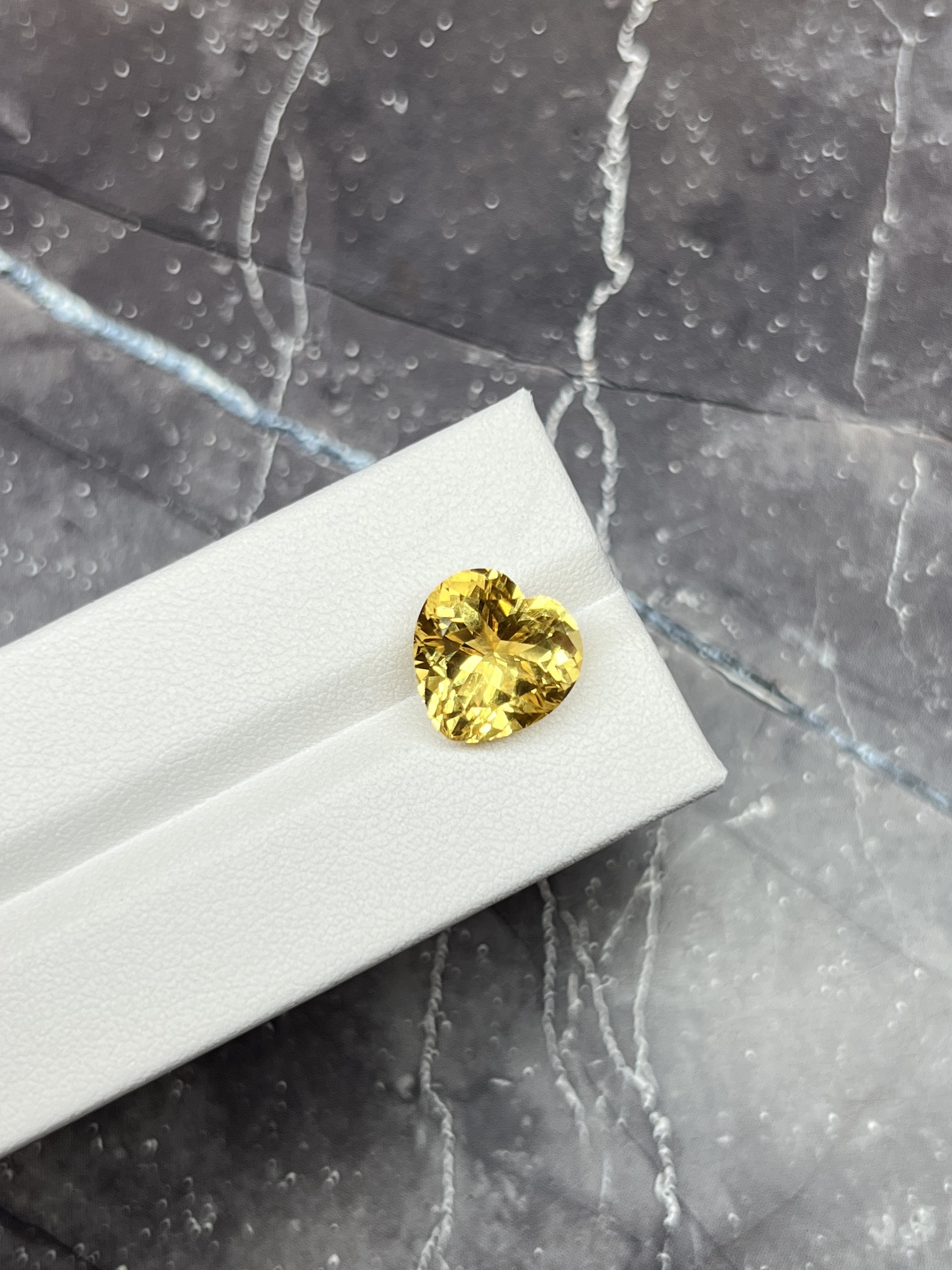 Цитрин сердце 5.84 карат