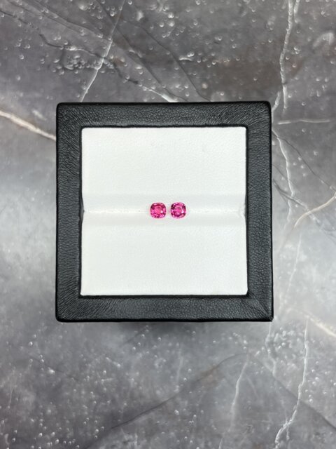 Неоновая розовая шпинель пара кушонов 4х4 мм