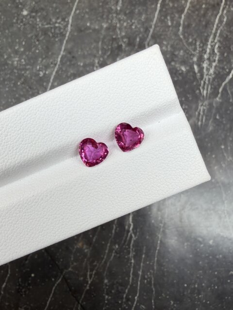 Сапфир розовый без облагораживания пара сердец 2.28 карат