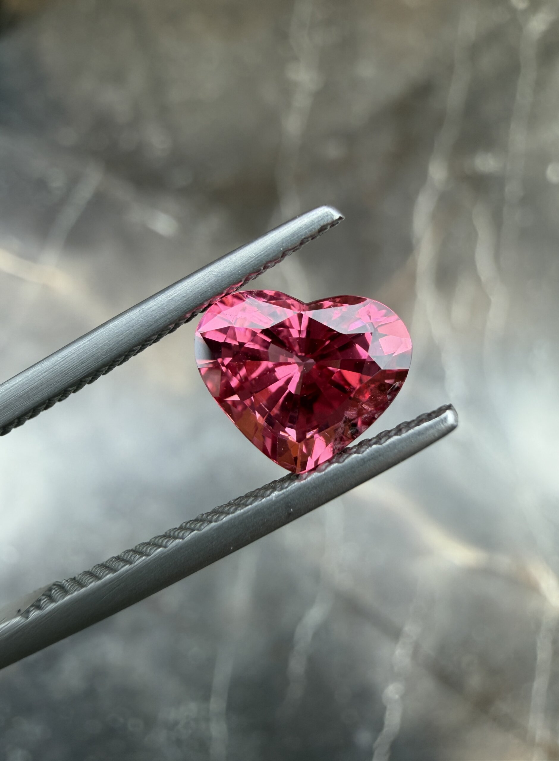 Шпинель розово-красная из Танзании сердце 2.05 карат — изображение 2