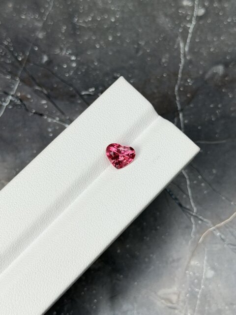 Шпинель розово-красная из Танзании сердце 2.05 карат