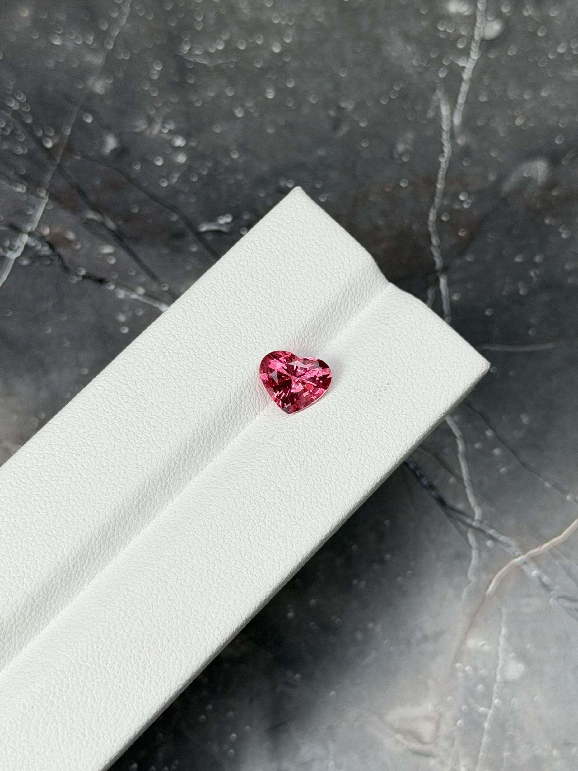 Шпинель розово-красная из Танзании сердце 2.05 карат