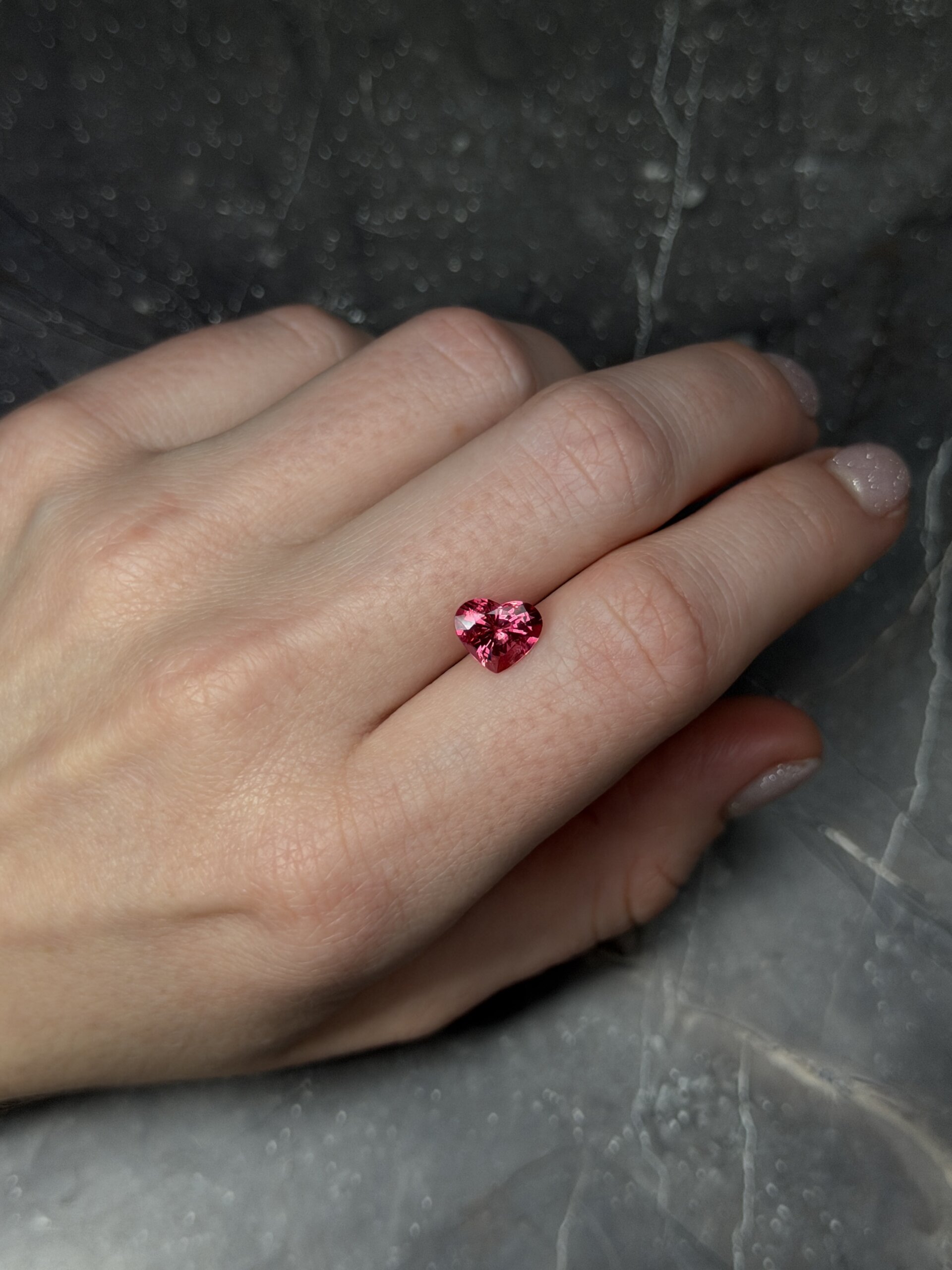 Шпинель розово-красная из Танзании сердце 2.05 карат — изображение 3