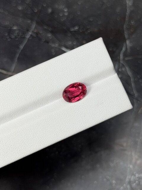 Шпинель розово-красная из Танзании овал 3.32 карат