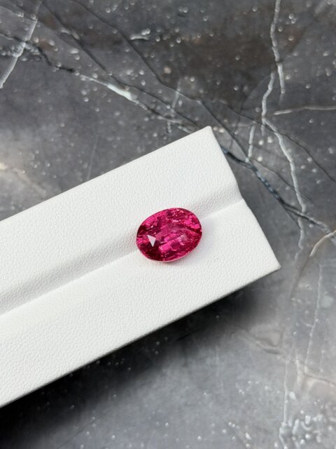 Неоновая розовато-красная шпинель Махенге овал 8.05 карат