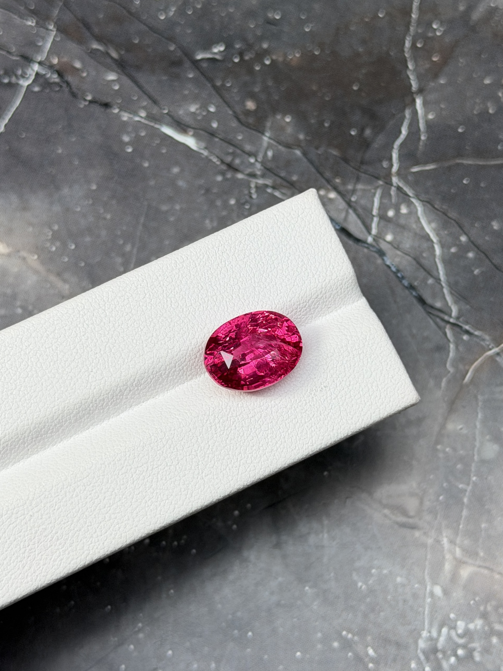 Неоновая розовато-красная шпинель Махенге овал 8.05 карат