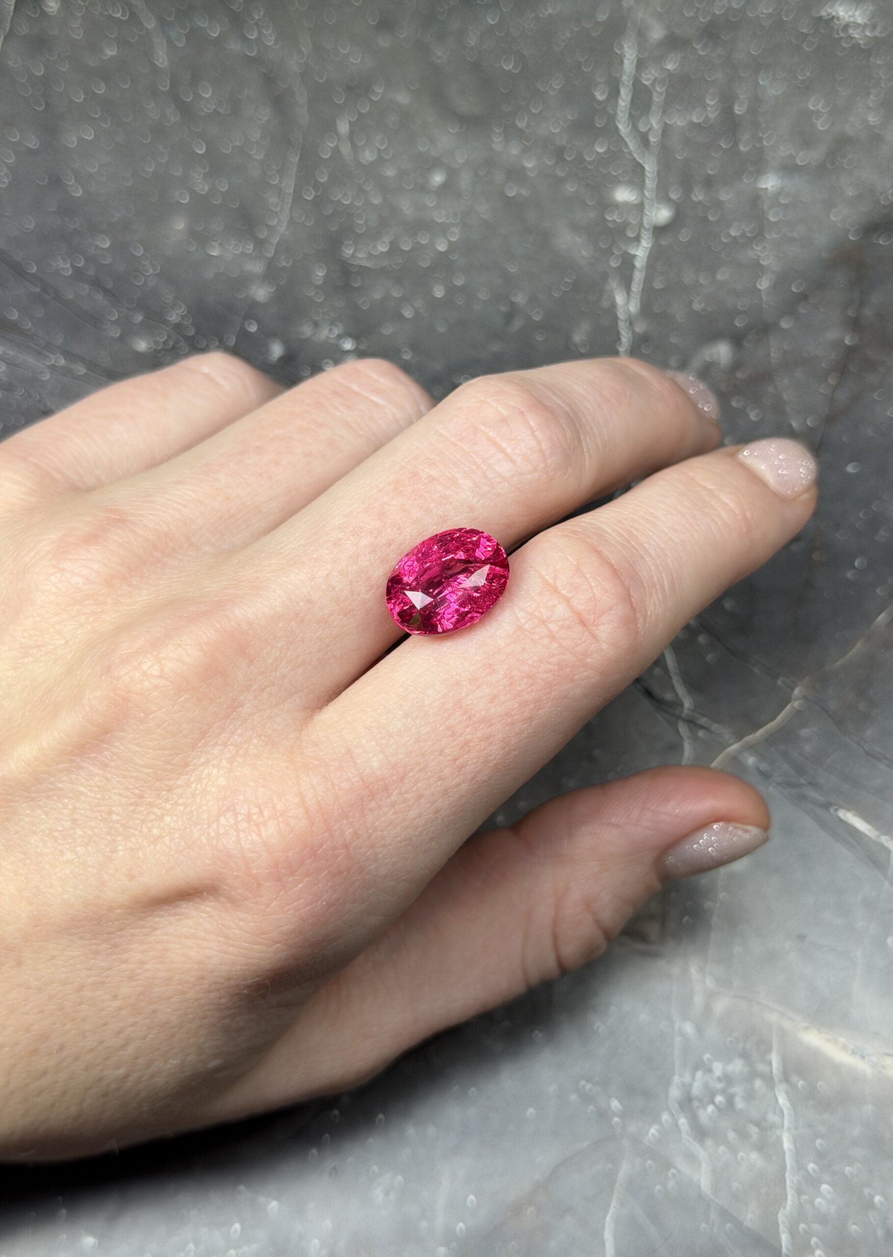 Неоновая розовато-красная шпинель Махенге овал 8.05 карат — изображение 2
