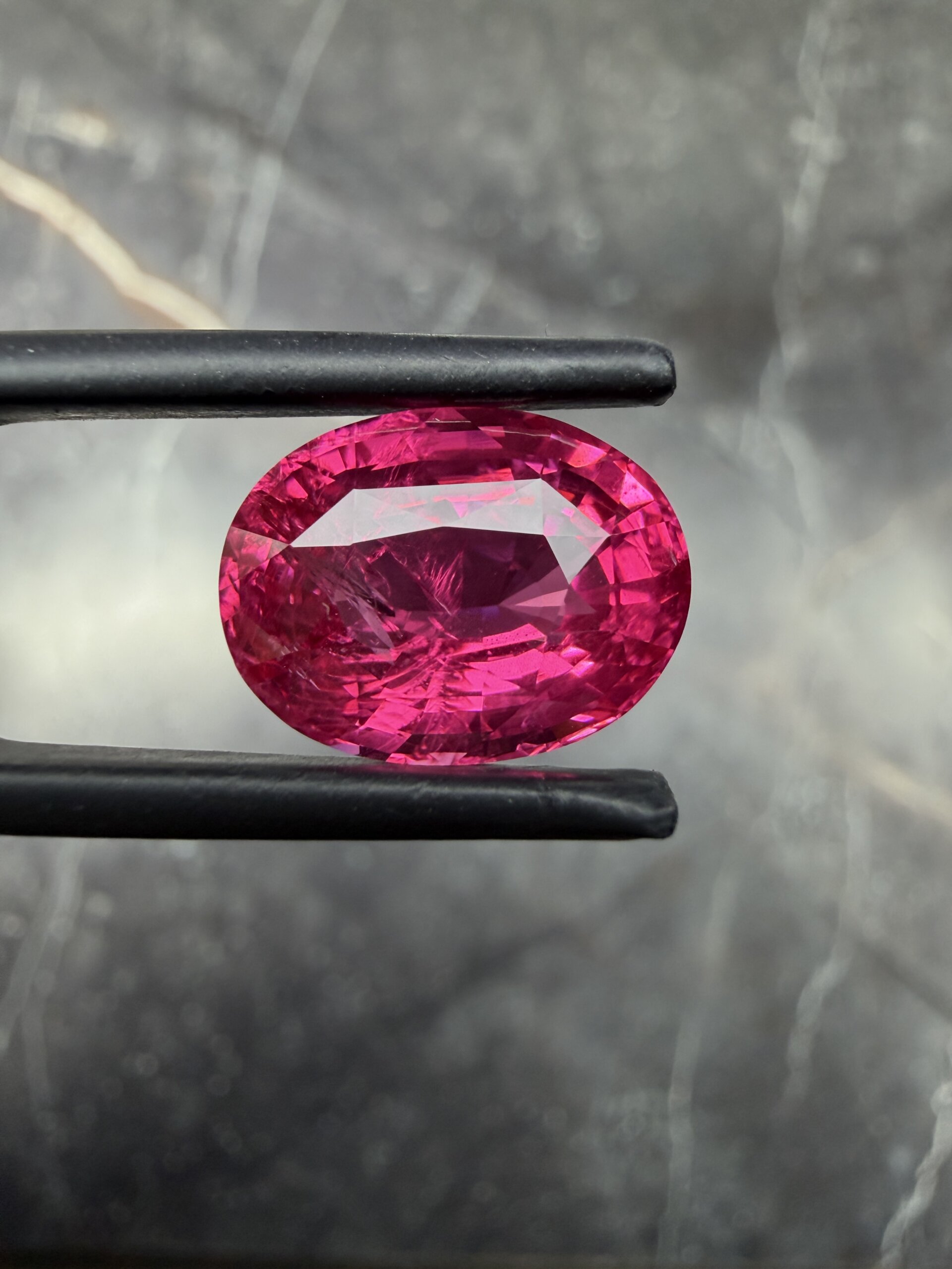 Неоновая розовато-красная шпинель Махенге овал 8.05 карат — изображение 3