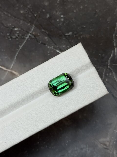 Зеленый турмалин кушон 9.56 карат