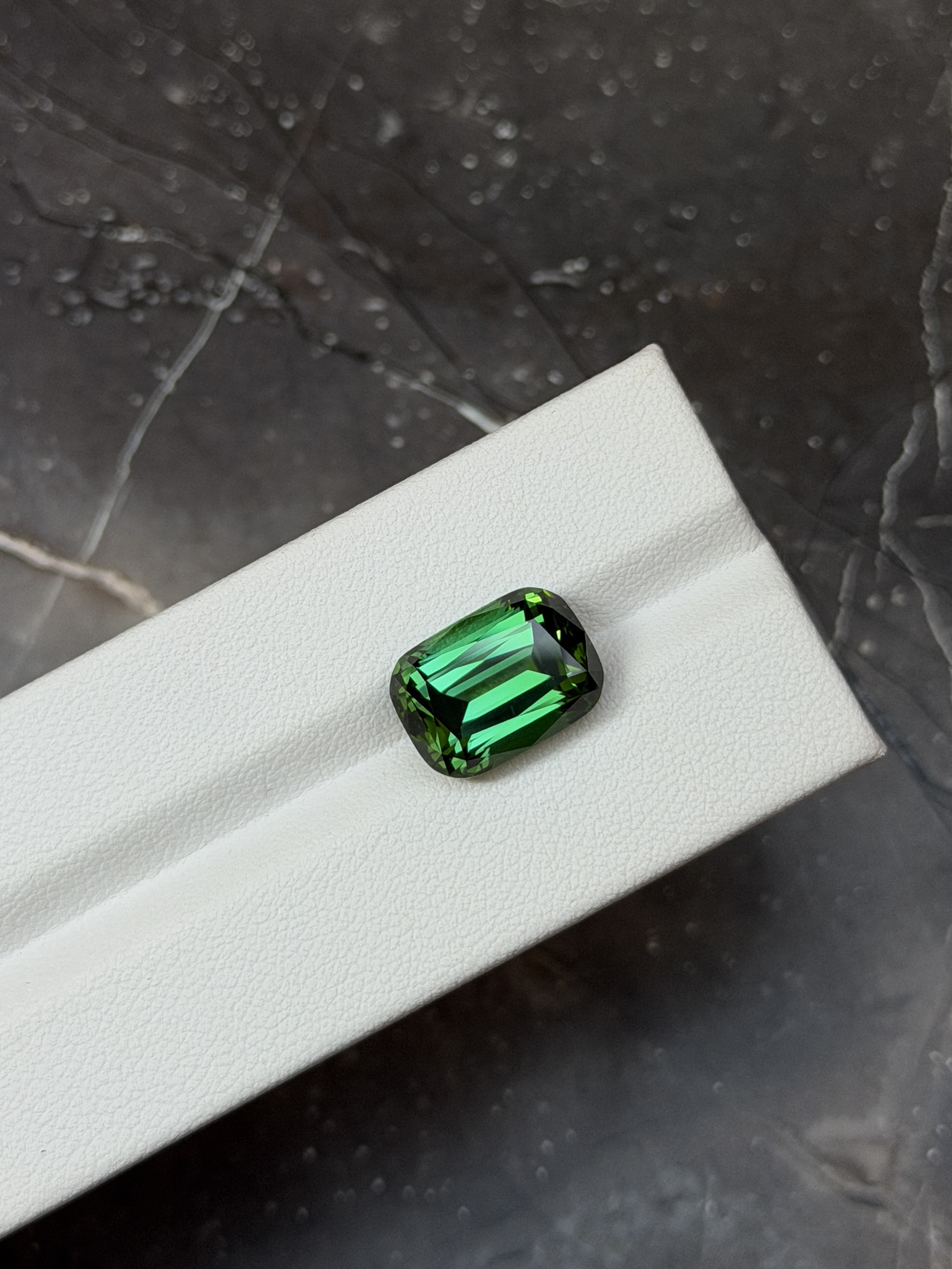 Зеленый турмалин кушон 9.56 карат