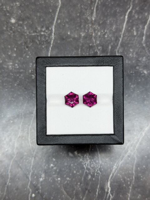 Гранат Родолит пара гексагонов 8.31 карат