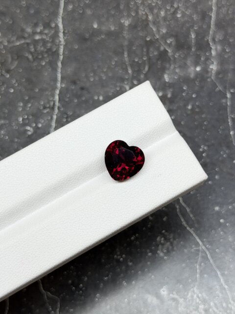 Родолит сердце 11х11 мм 6.23 карат