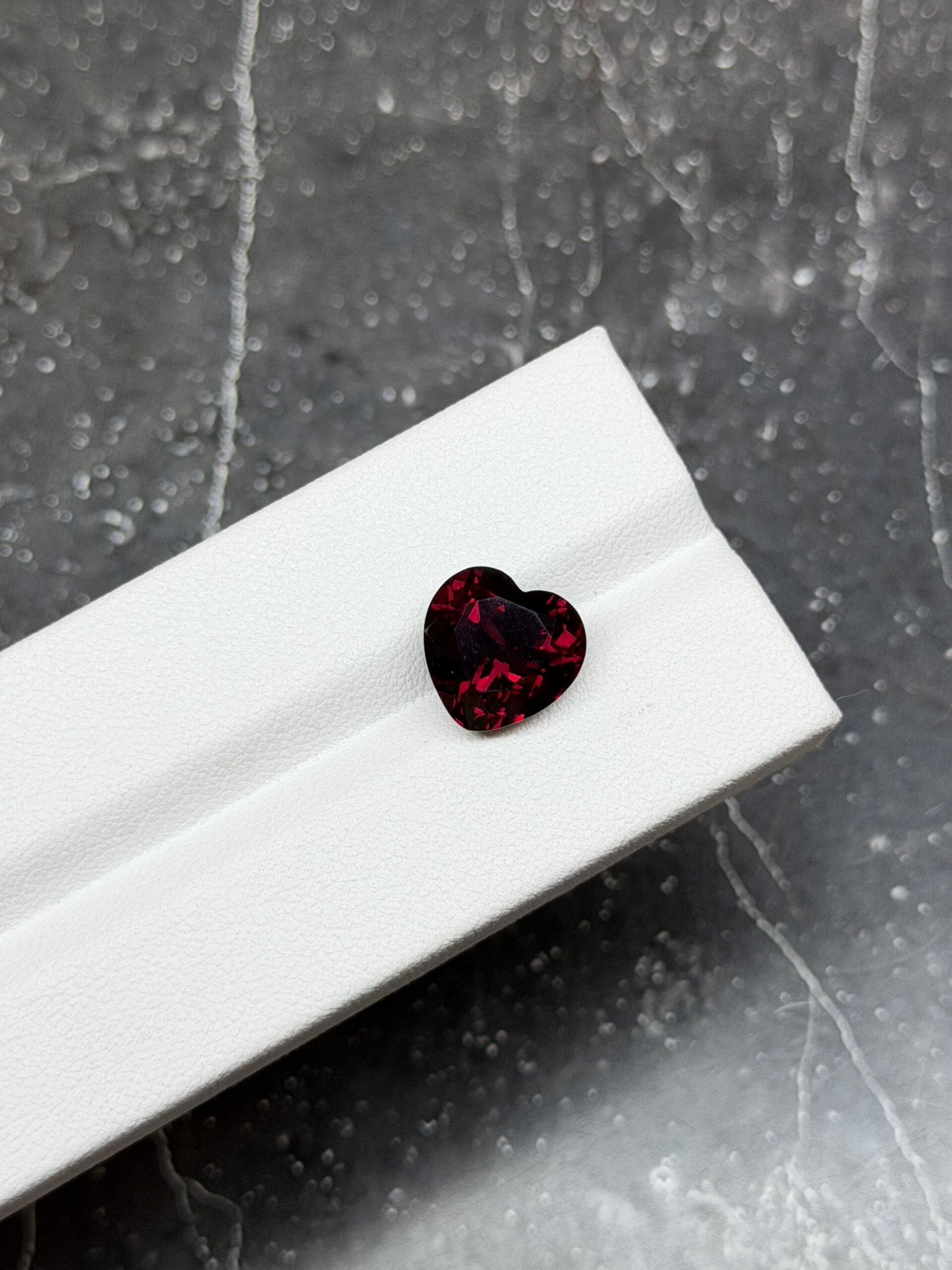 Родолит сердце 11х11 мм 6.23 карат