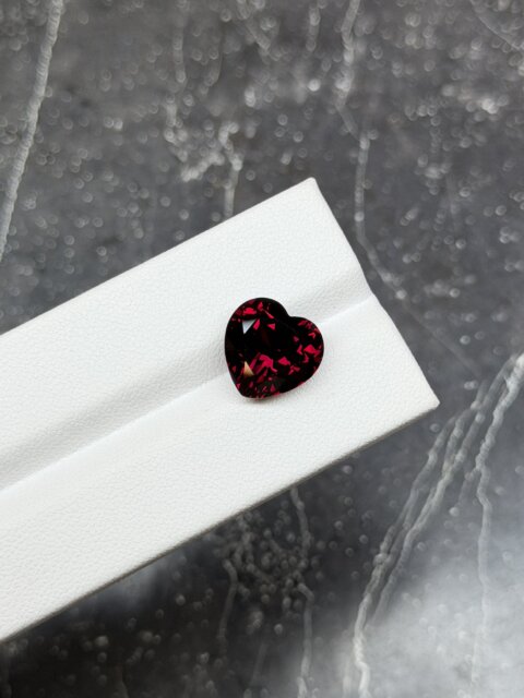 Родолит сердце 12х12 мм 7.79 карат