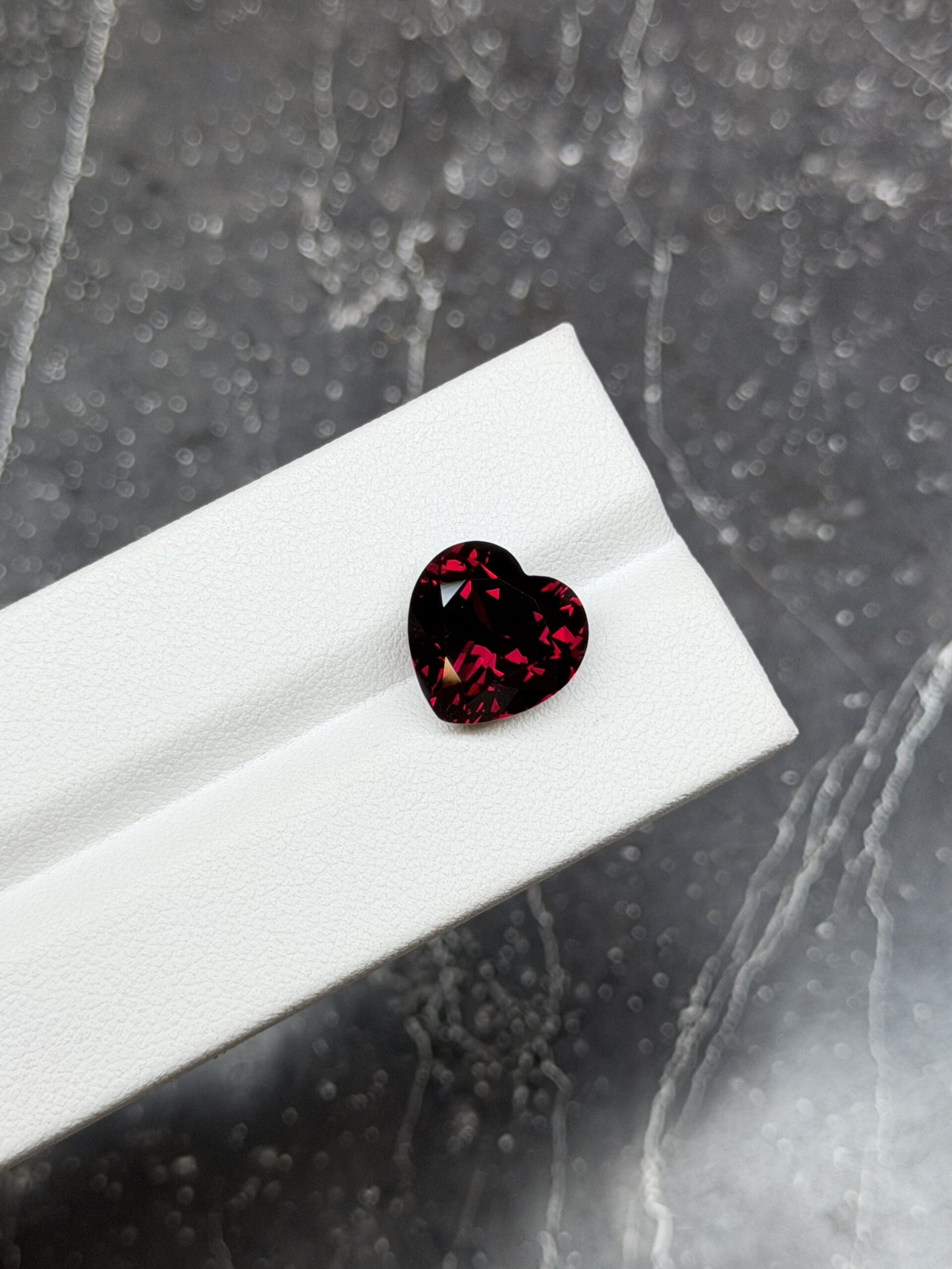 Родолит сердце 12х12 мм 7.79 карат