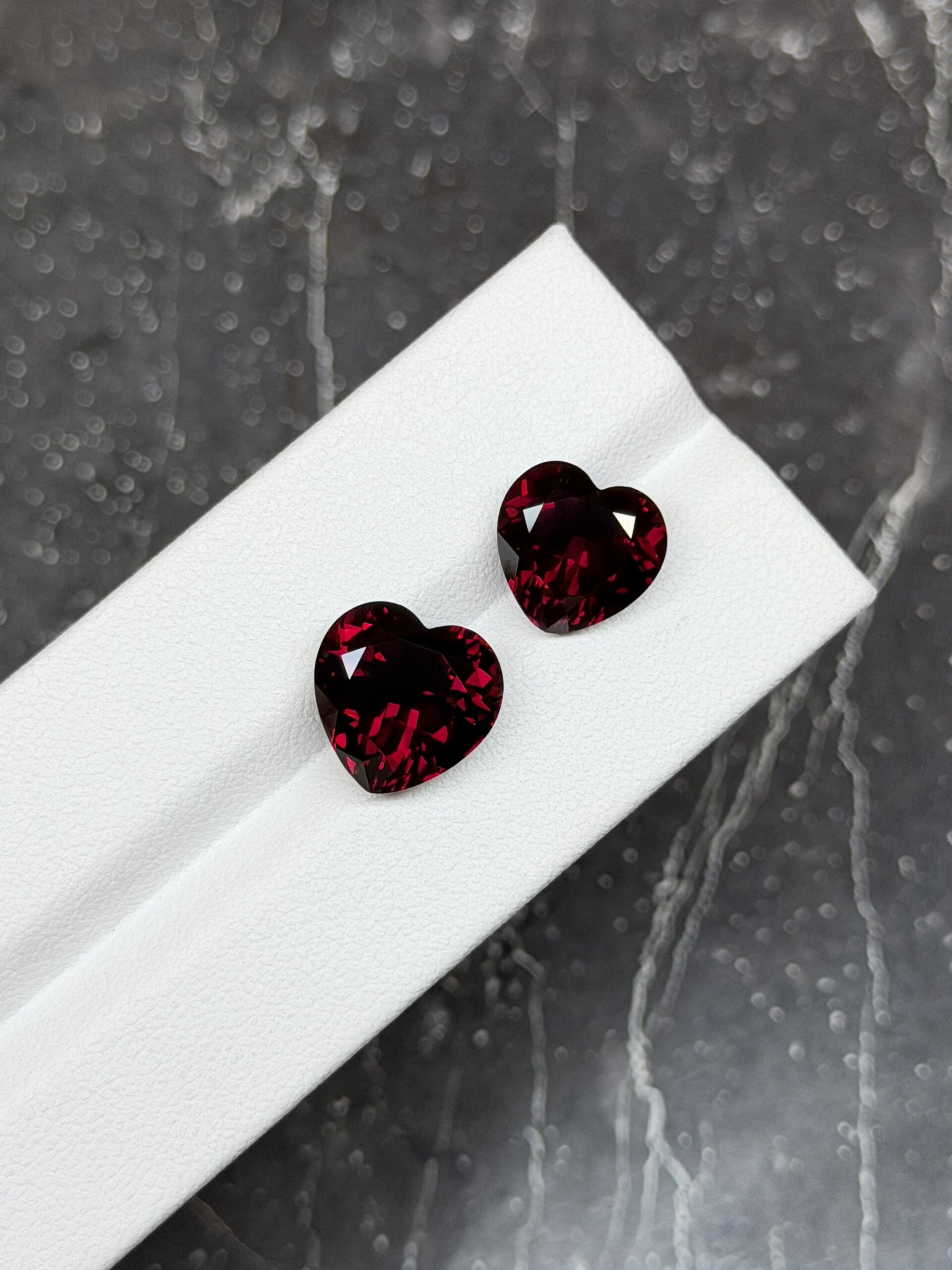 Родолит сердце 12х12 мм 7.79 карат — изображение 2