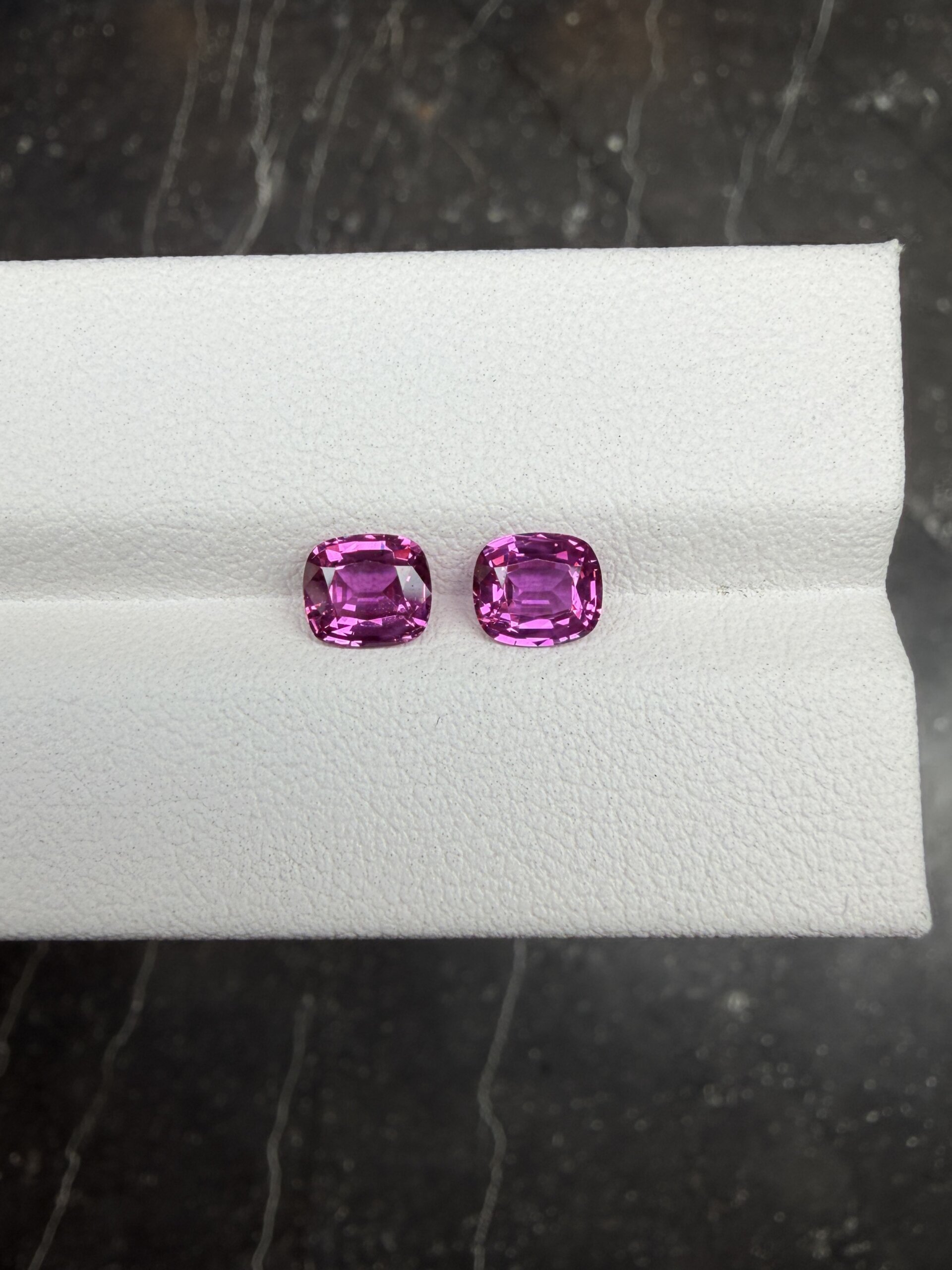 Сапфир розовый без облагораживания пара кушонов 1.94 карат — изображение 3