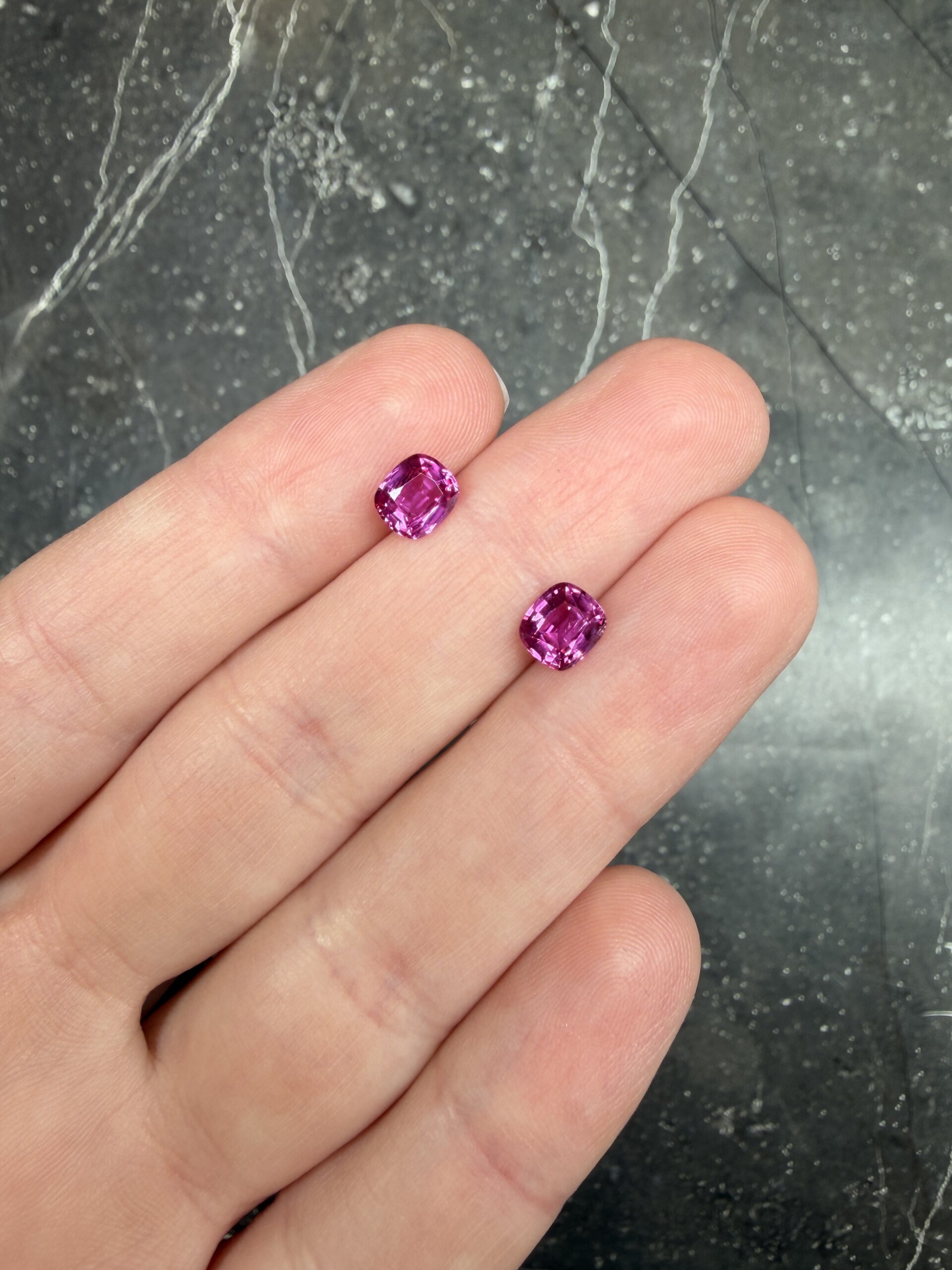 Сапфир розовый без облагораживания пара кушонов 1.94 карат — изображение 2