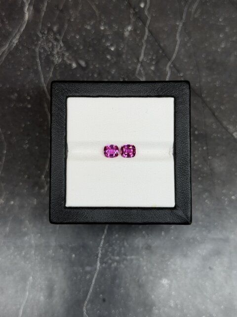 Сапфир розовый без облагораживания пара кушонов 1.94 карат