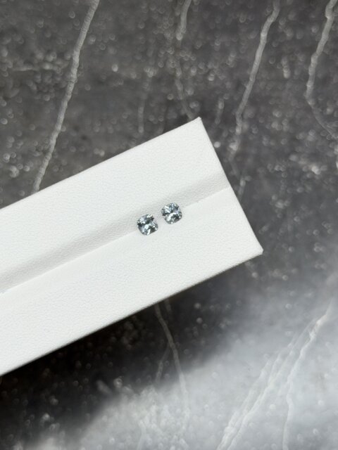 Серебристая шпинель пара кушонов 4х4 мм