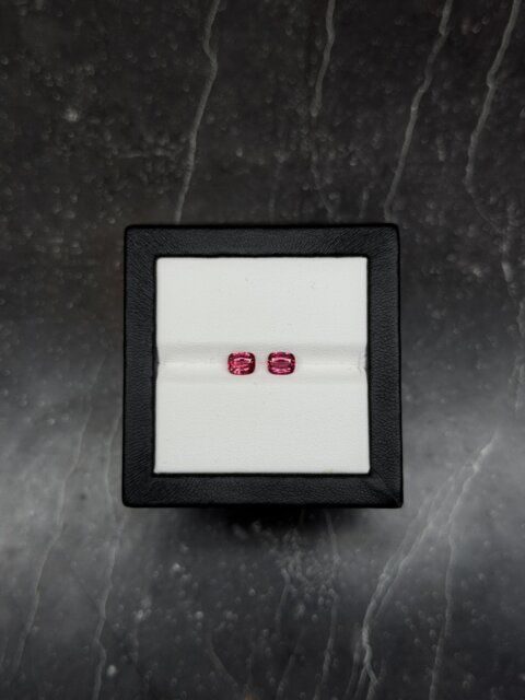 Шпинель Махенге пара кушонов 1.36 карат